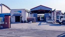 Vue extérieure d'un bâtiment industriel avec camion.