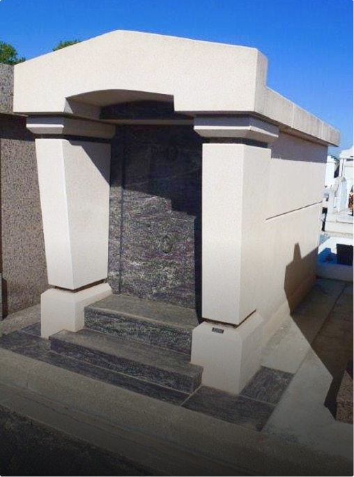 Tombeau en pierre dans un cimetière.