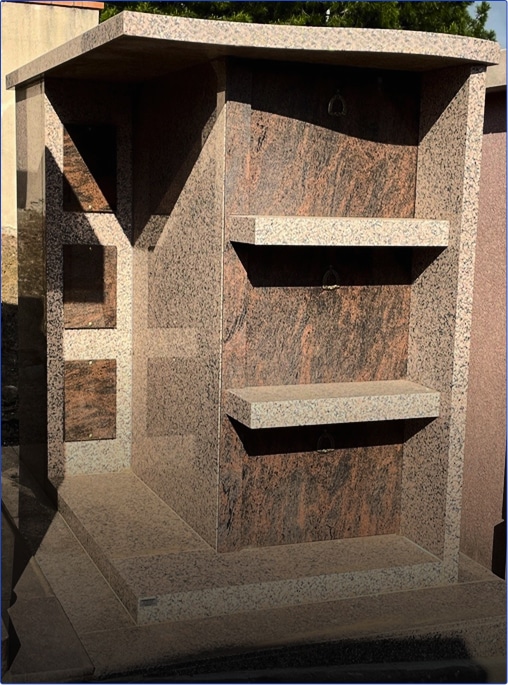 Columbarium en granit dans un cimetière.