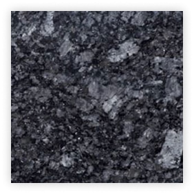 Texte de granit noir avec des nuances grises.