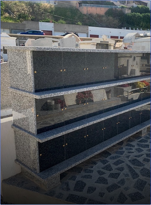 Columbarium en granit dans un cimetière.