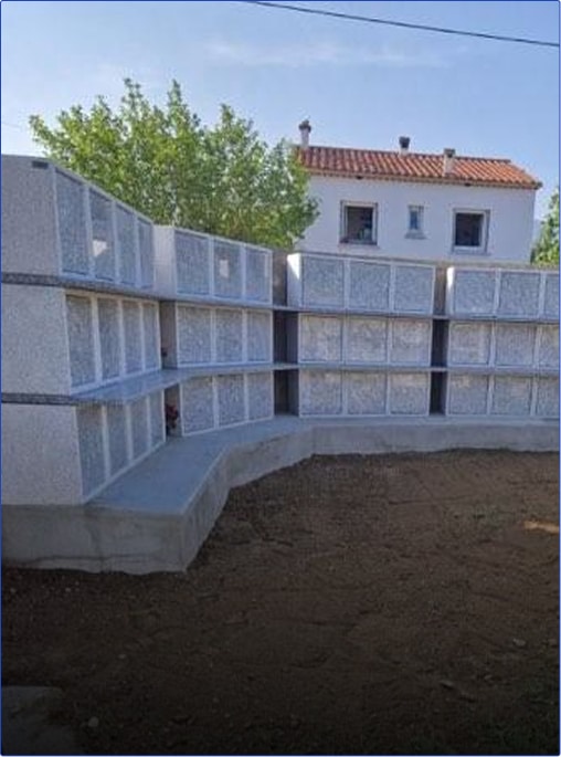 Mur de columbariums dans un cimetière