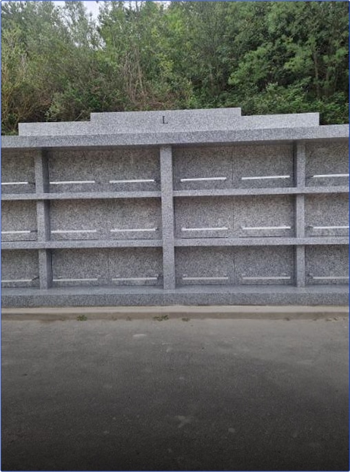 Mur de sépulture en pierre grise