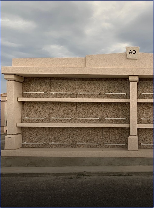 Mur de columbarium avec étagères vides
