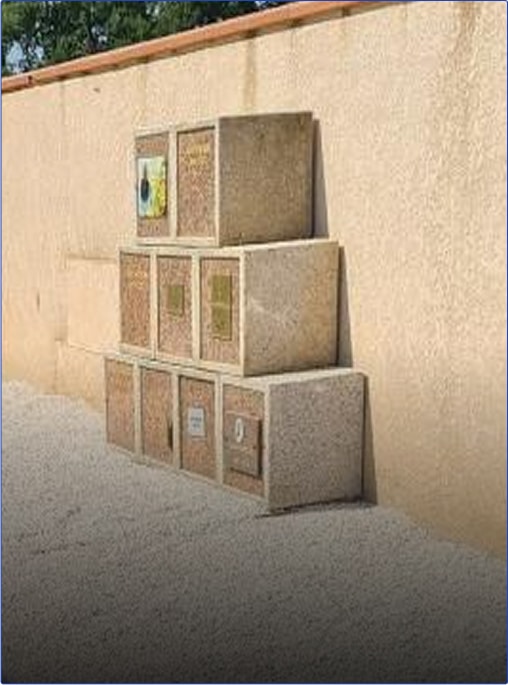 Coffres empilés contre un mur en béton.