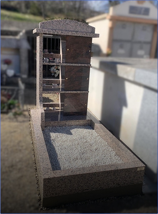 Cimetière avec monument funéraire en granit.