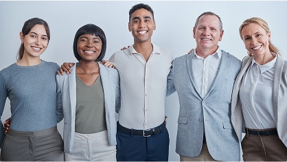 Cinq professionnels souriants en portrait
