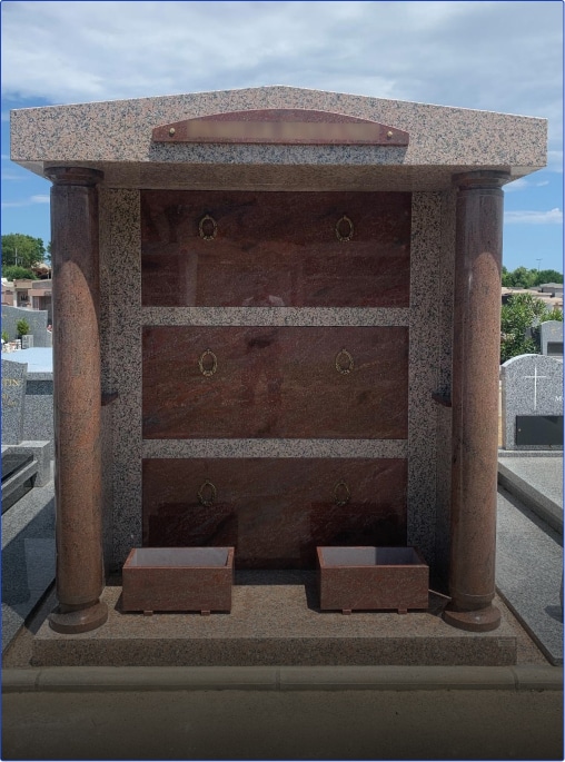 Columbarium en marbre dans un cimetière