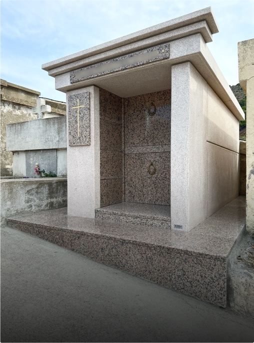 Tombeau en granite dans un cimetière