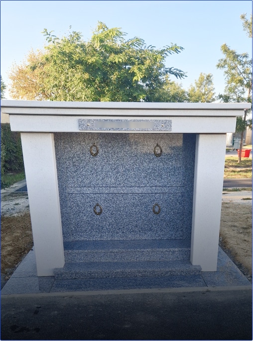 Tombe familiale avec décor élégant en granite.