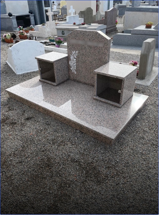 Tombe en granit avec niches funéraires.