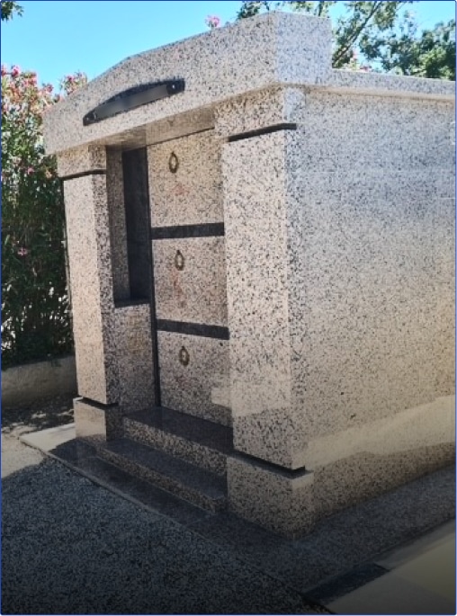 Tombeau en marbre dans un cimetière.
