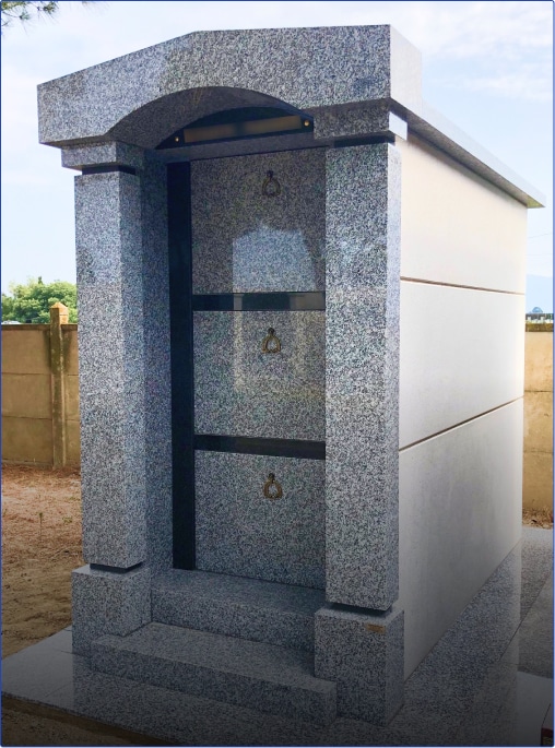 Tombeau en granit dans un cimetière.