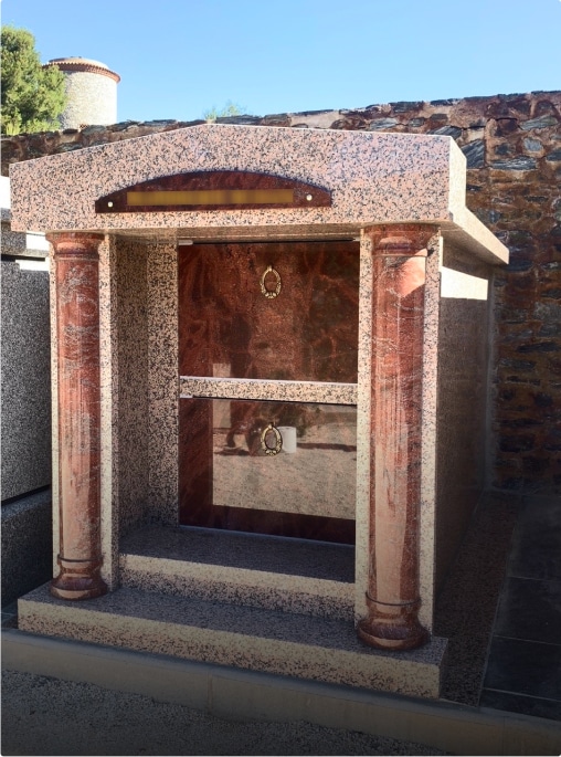 Tombeau en marbre décoratif avec colonnes