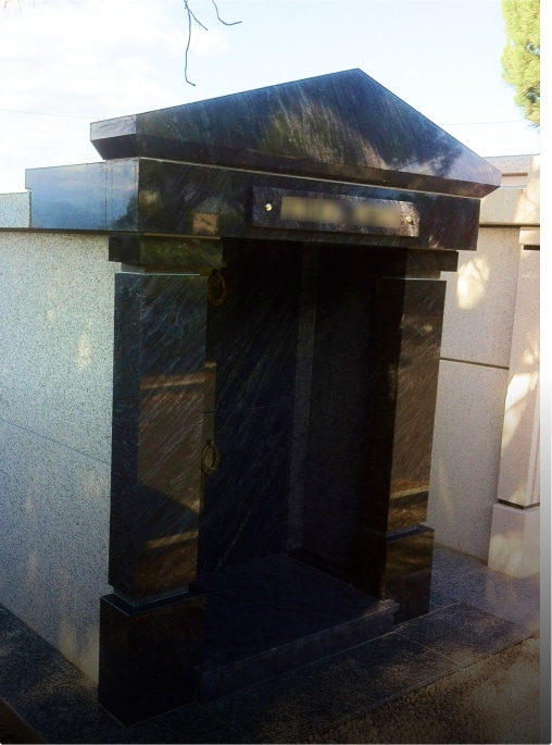 Monument funéraire en marbre noir