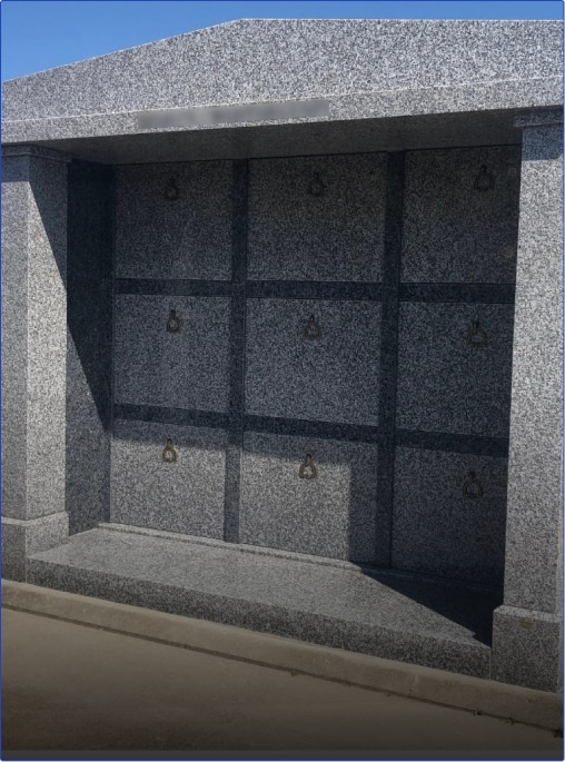 Mur de columbarium en pierre finition polie