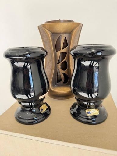 Vases en céramique noire et vase en bois décoratif.
