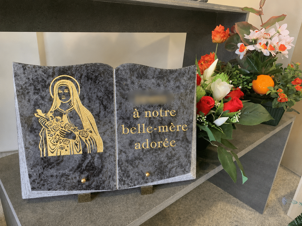 Plaque funéraire dorée avec bouquet de fleurs