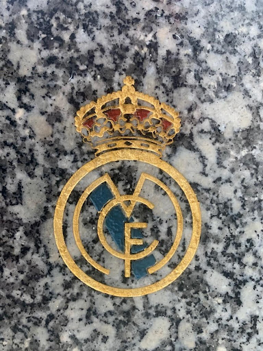 Logo du Real Madrid sur marbre gris