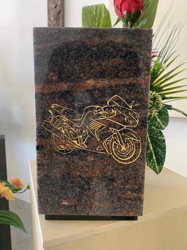 Plaque funéraire en granit avec moto gravée