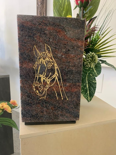 Plaque en granit avec gravure tête de cheval